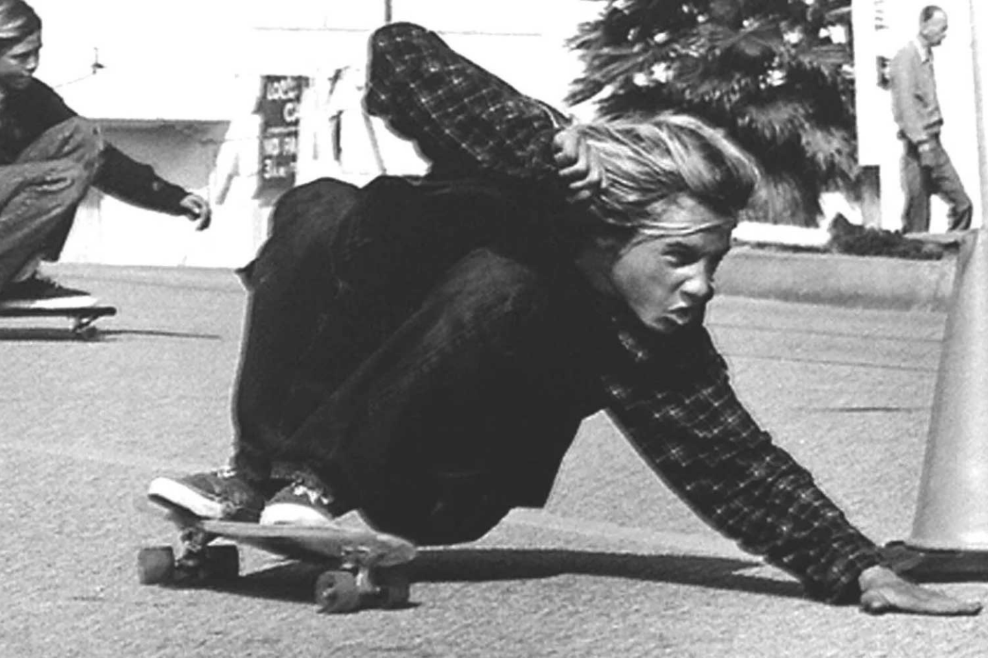 Lords of Dogtown: Jays adams em uma manobra de Skate.